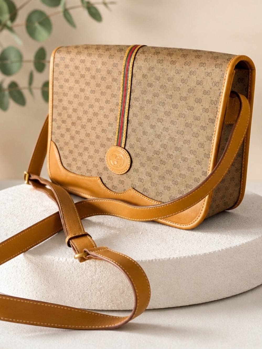 Gucci Sherry Leather Crossbody/Shoulder Bag.